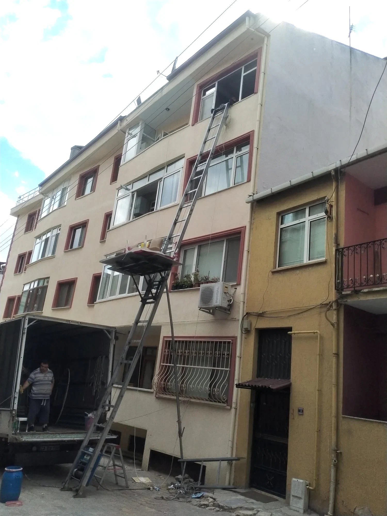 Eşyalarınızı Koruyarak Taşıyoruz - Profesyonel ve Dikkatli